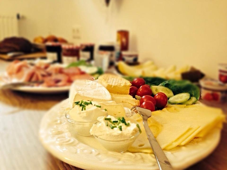 Gedeckter Frühstückstisch im Haus am See