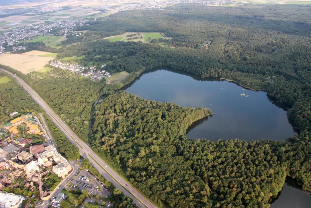 Luftaufnahme eines Ville-Sees am Rand der Ortschaft