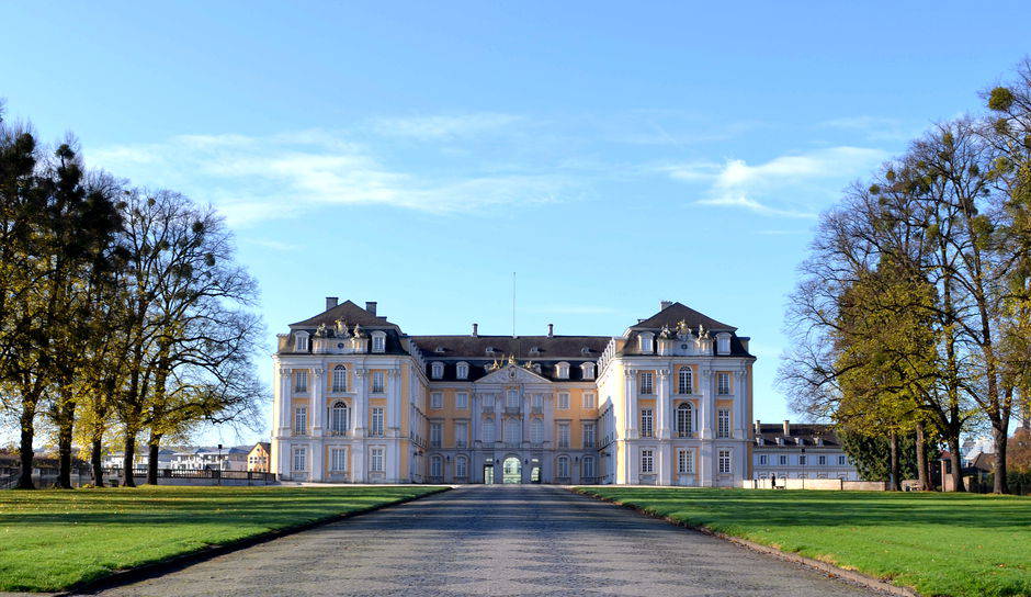Schloss Augustusburg in Brühl, Blick von der Auffahrt auf die Hauptfassade