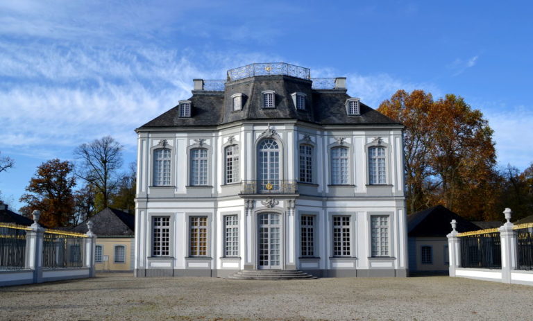 Schloss Falkenlust in Brühl, das ehemalige Jagdschloss des Kurfürsten