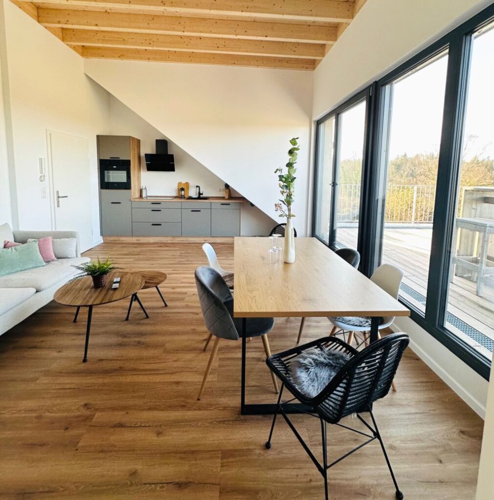 Wohn- und Essbereich im Appartement L mit offener Küche
