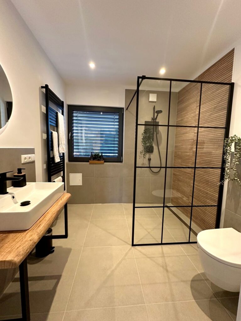 Bad im Appartement M mit Dusche und freistehender Wanne