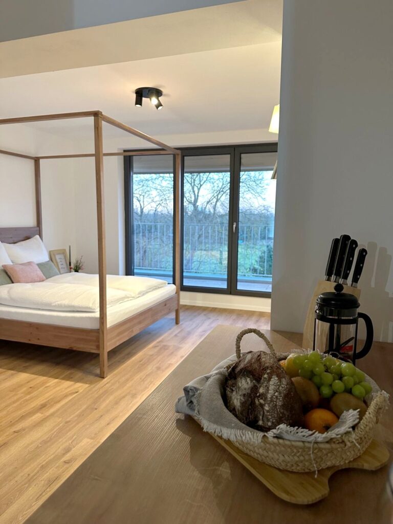 Himmelbett im Appartement S mit Zugang zum Balkon