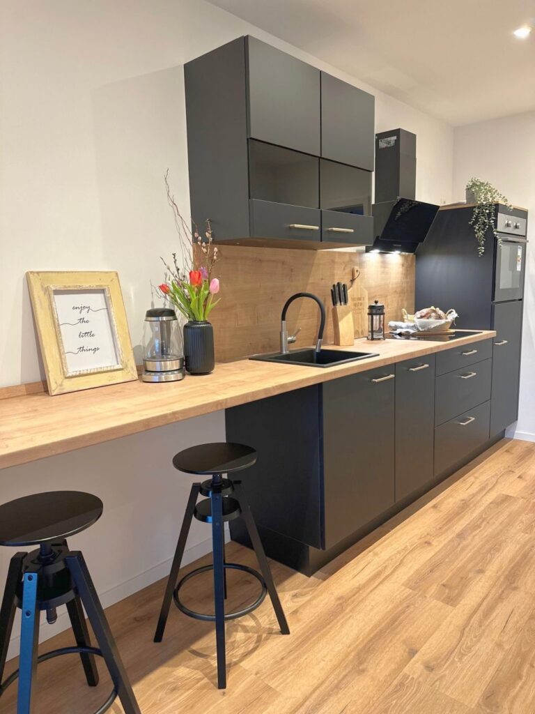 Küchenzeile im Appartement S mit Tresen und Barhockern