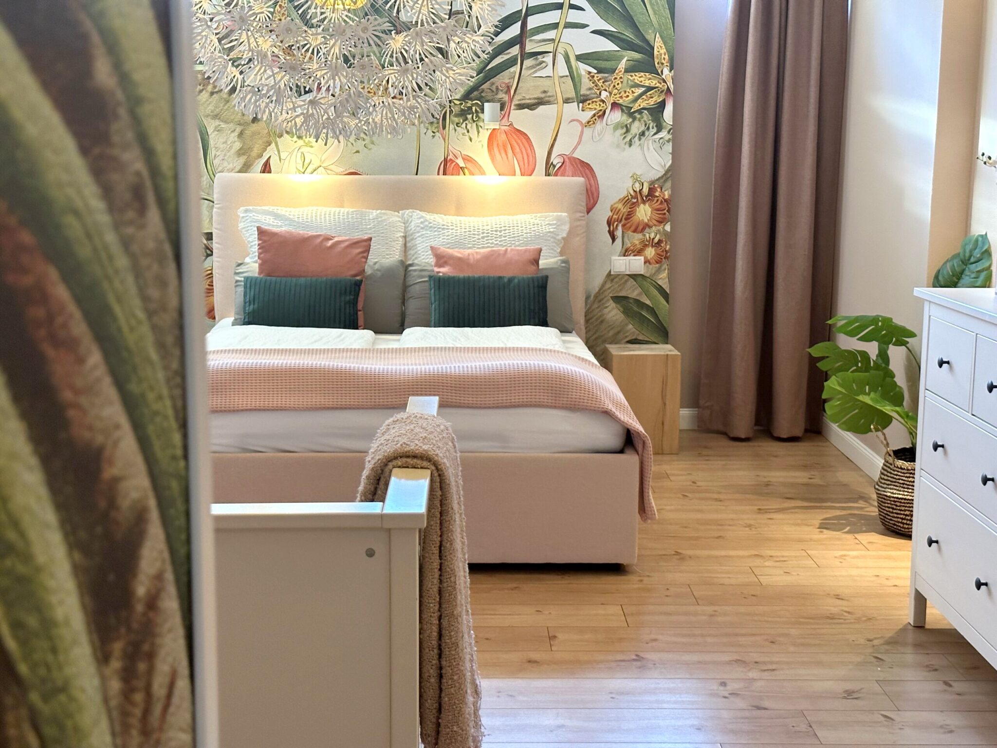 Comfort Doppelzimmer Mondsee mit floraler Tapete