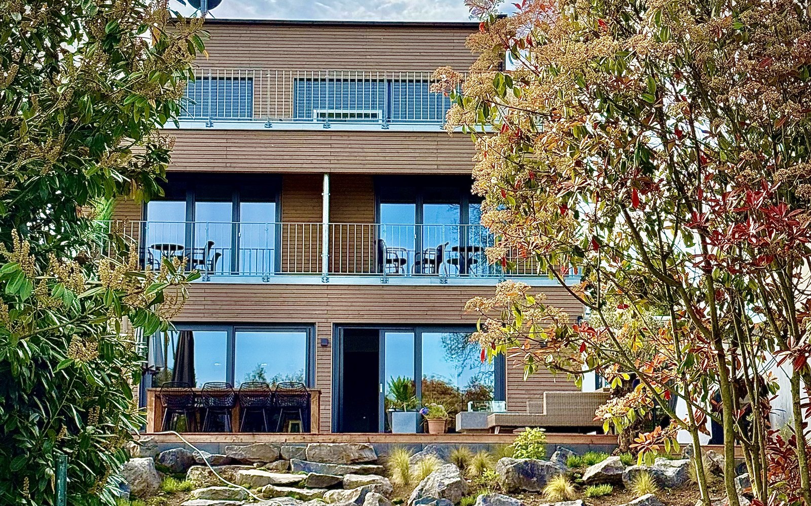 Appartementhaus Haus am See von der Gartenseite, mit Balkonen und Terrasse