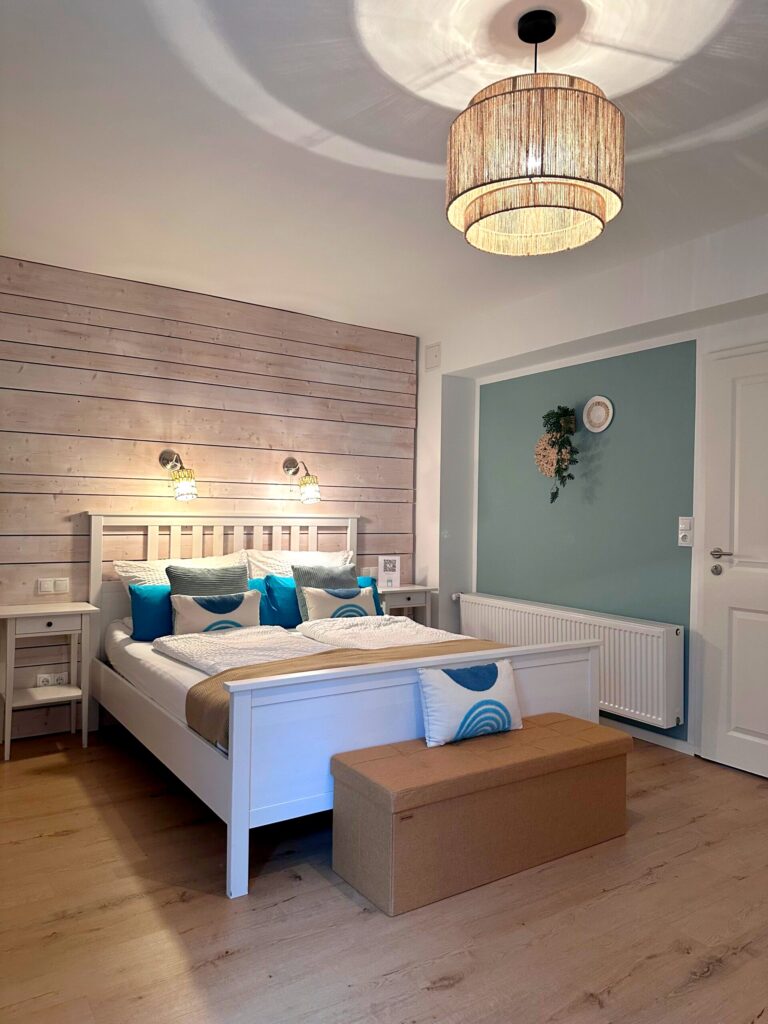 Doppelzimmer Berggeistsee mit Doppelbett und Sitzbank