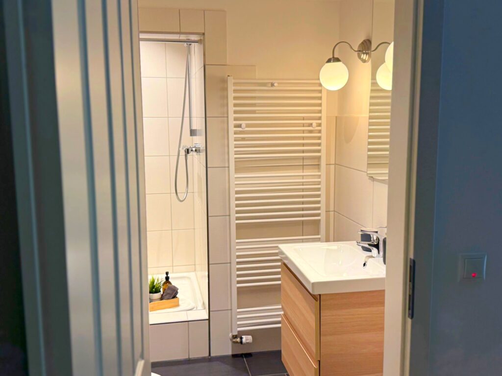 Badezimmer im Doppelzimmer Berggeistsee mit Dusche und Waschtisch