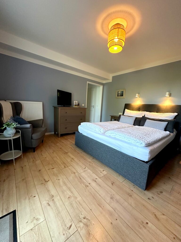 Unser Bleibtreusee Zimmer. Gemütliches Zimmer mit großem Bett und TV