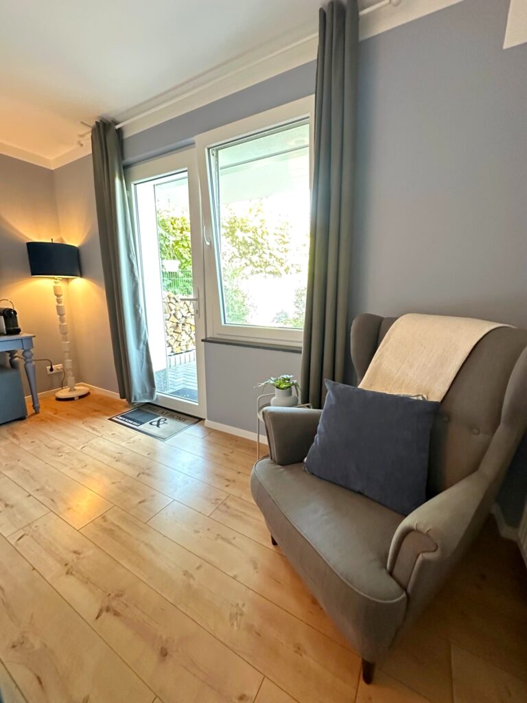 Gemütlicher Sessel in unserem Bleibtreusee Zimmer mit Blick auf die Terrasse