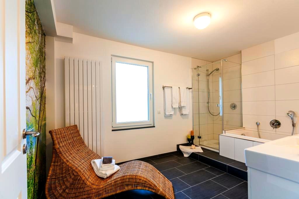 Whirlpool-Badewanne im En-suite-Bad des Zimmers Bleibtreusee