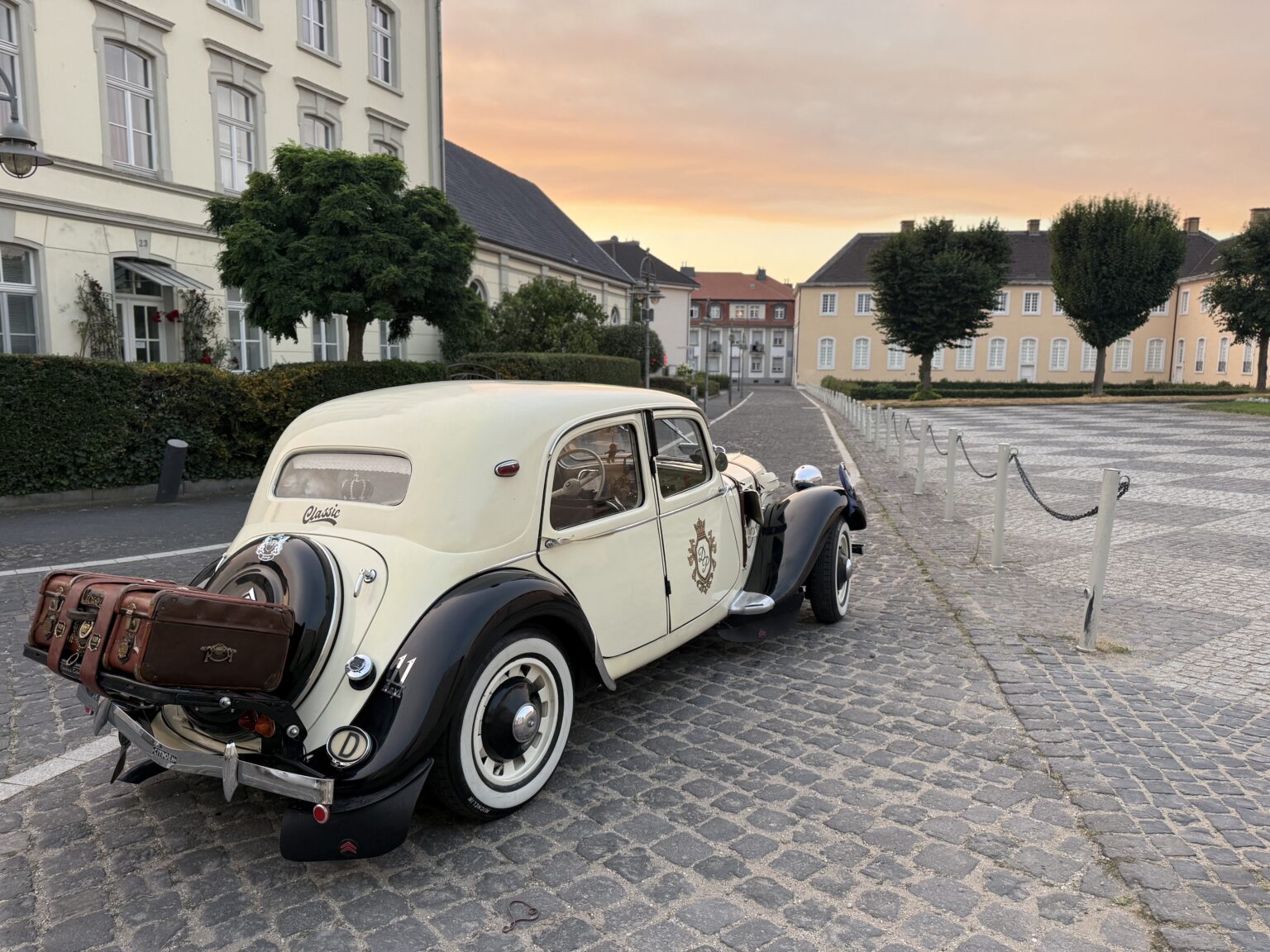 Schloss Augustusburg in Brühl bei Sonnenuntergang
