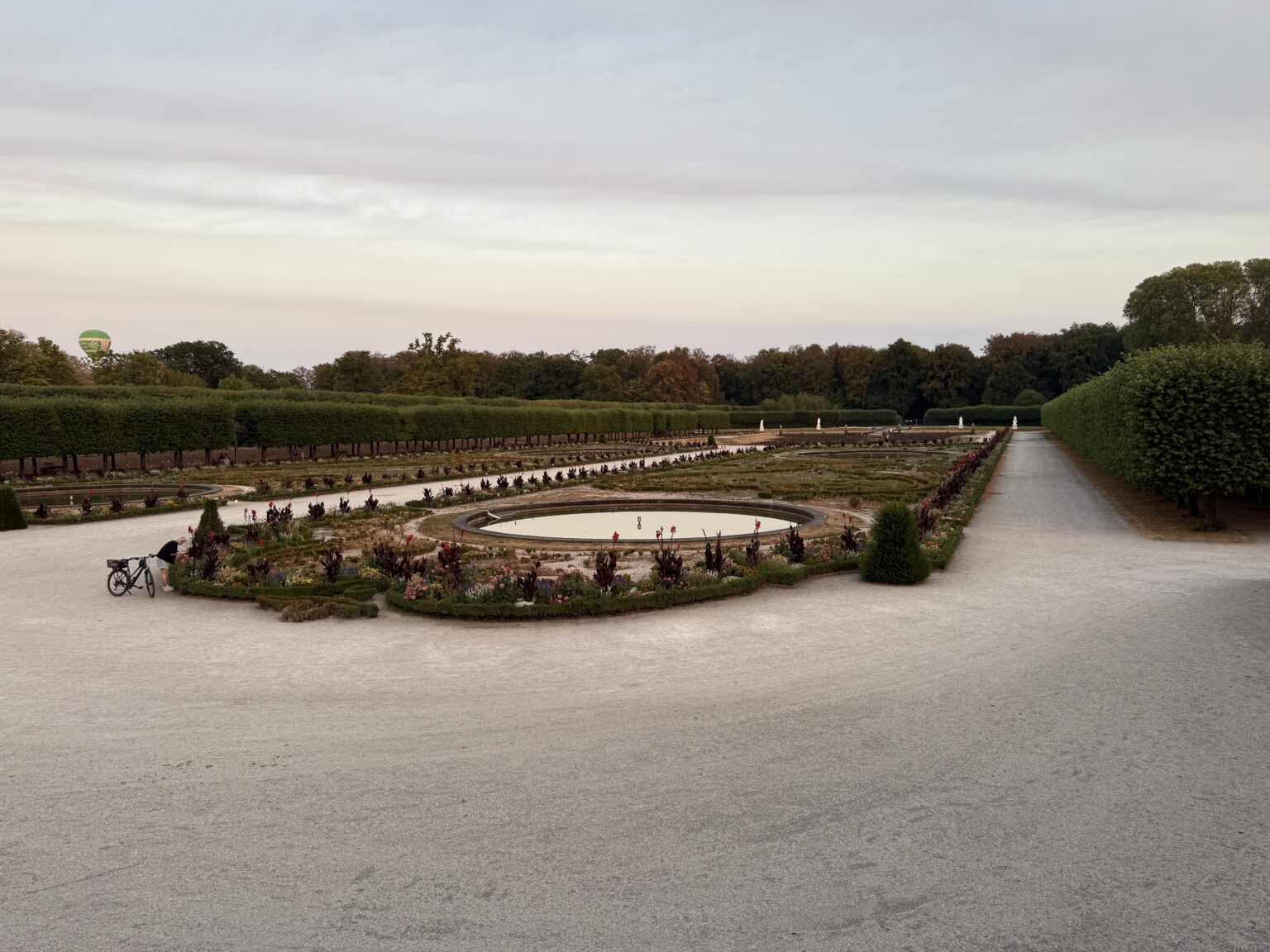 Barockes Parterre im Schlossgarten Brühl mit Wasserbecken im Abendlicht