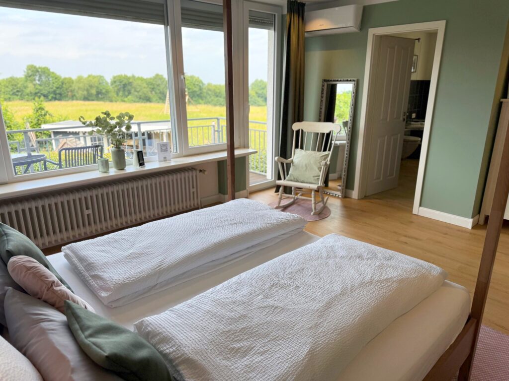 Deluxe Zimmer Donatussee. 35 m² mit Balkon und Blick über die Rheinebene bis nach Köln.