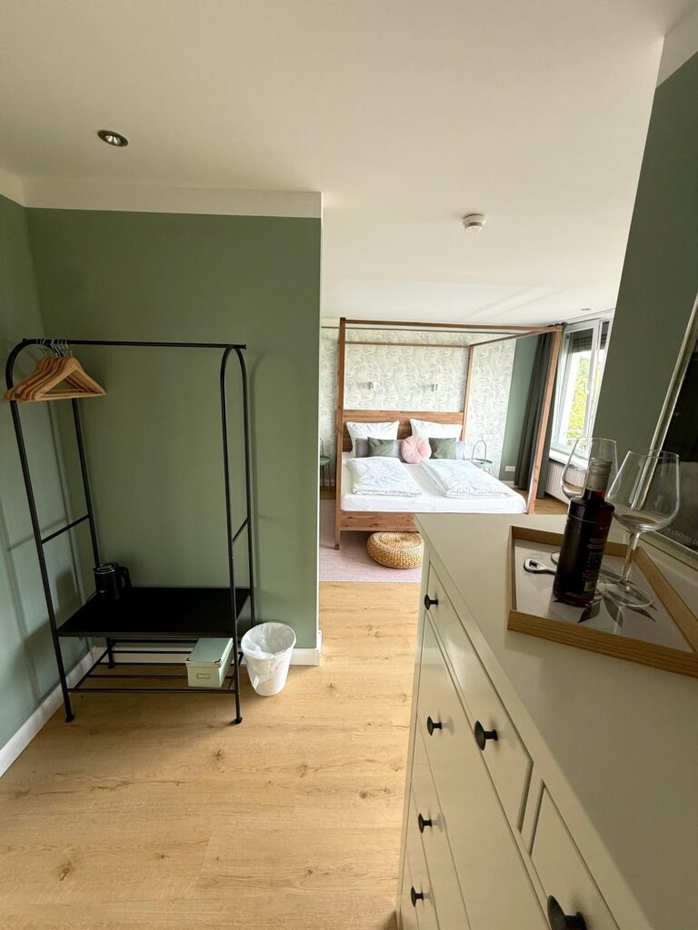 Garderobe und Kommode im Deluxe Zimmer Donatussee