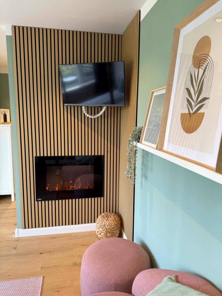 Elektrokamin und Fernseher im Deluxe Zimmer Donatussee