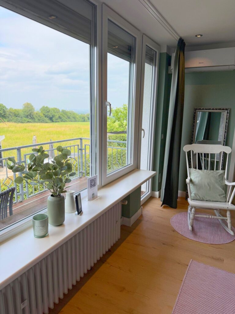 Blick aus dem Deluxe Zimmer Donatussee über die Felder der Rheinebene