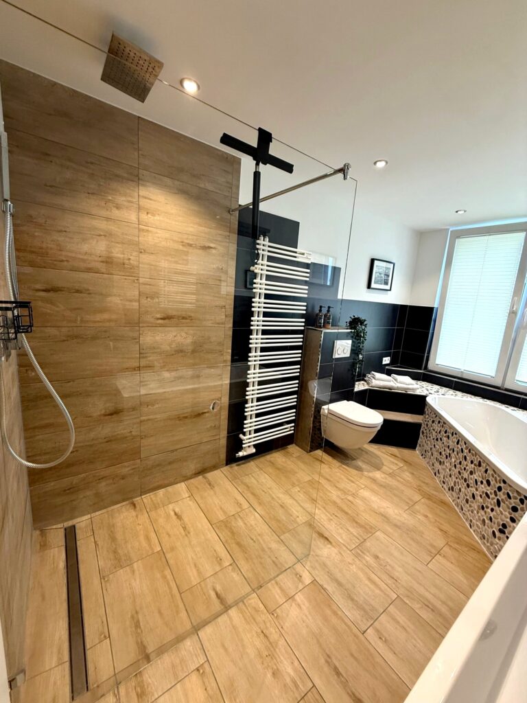 Bad im Deluxe Zimmer Donatussee mit ebenerdiger Dusche und Badewanne