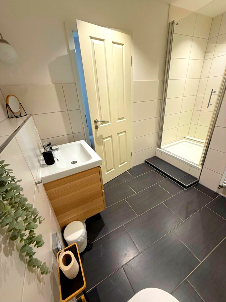 Duschbad im Comfort Doppelzimmer Mondsee