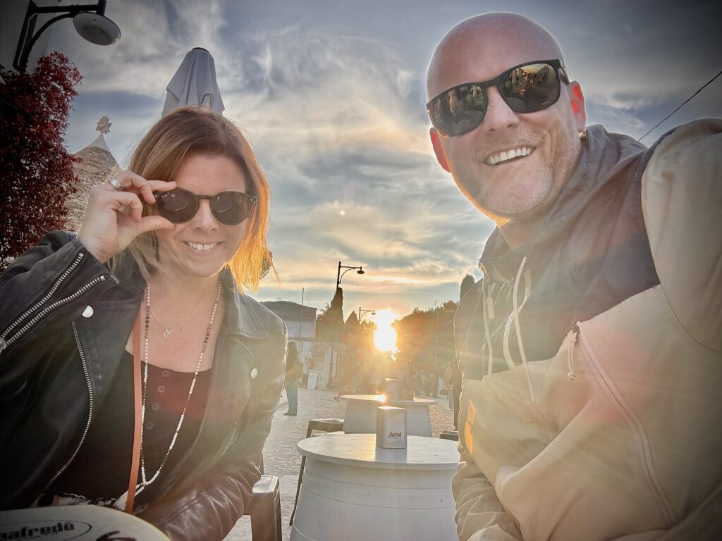 Simone und Sascha Busch, die Gastgeber des Haus am See, im Licht der Abendsonne