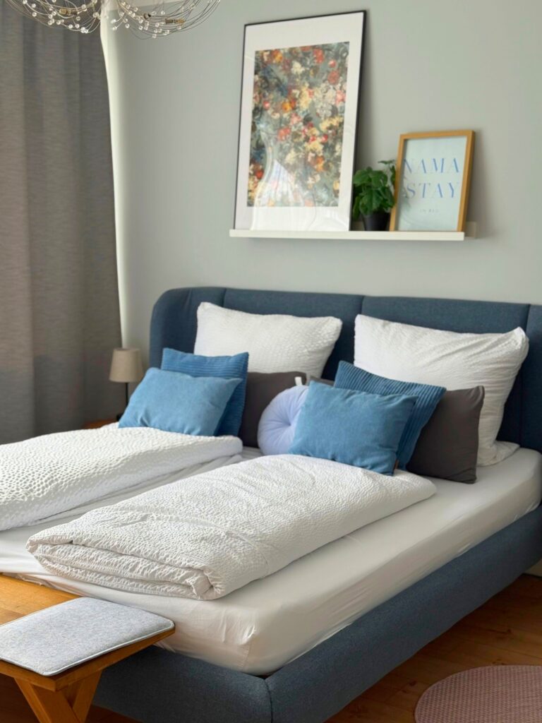 Doppelbett im Hauptschlafzimmer der Familiensuite Zwillingssee