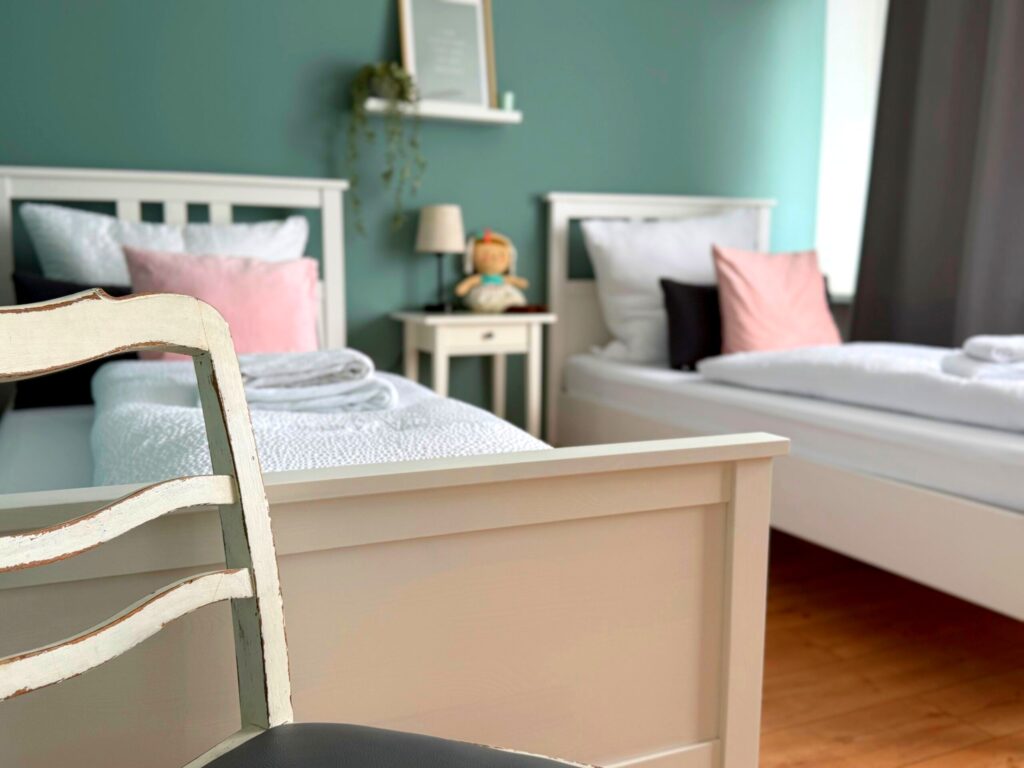 Zweites Schlafzimmer der Familiensuite Zwillingssee mit zwei Einzelbetten