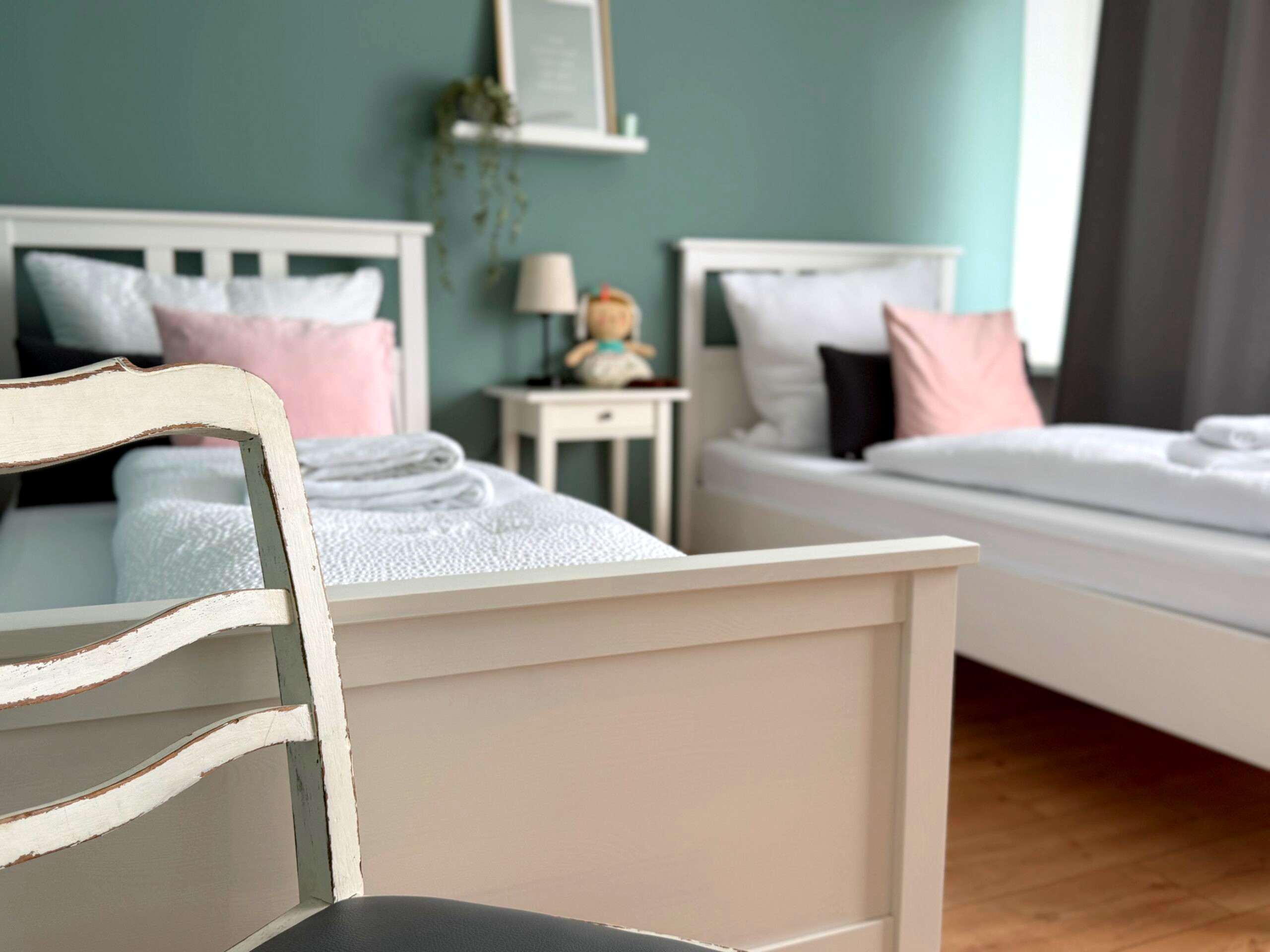 Zweites Schlafzimmer der Familiensuite Zwillingssee mit zwei Einzelbetten