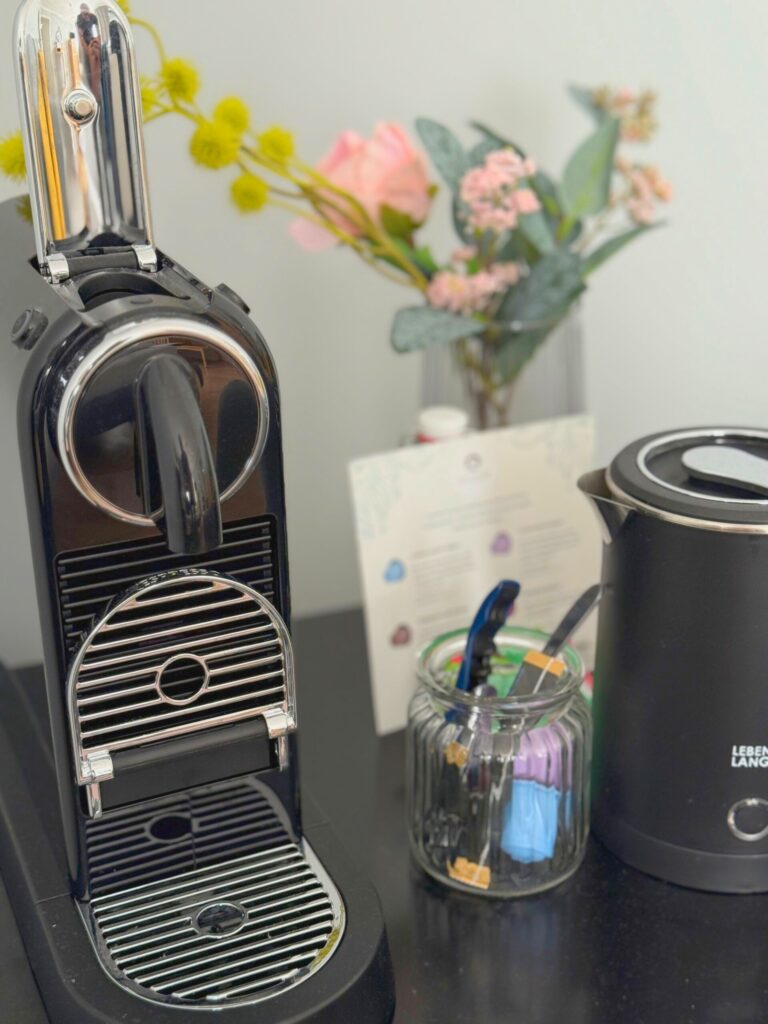 Kaffeemaschine, Wasserkocher und Milchaufschäumer in der Familiensuite Zwillingssee