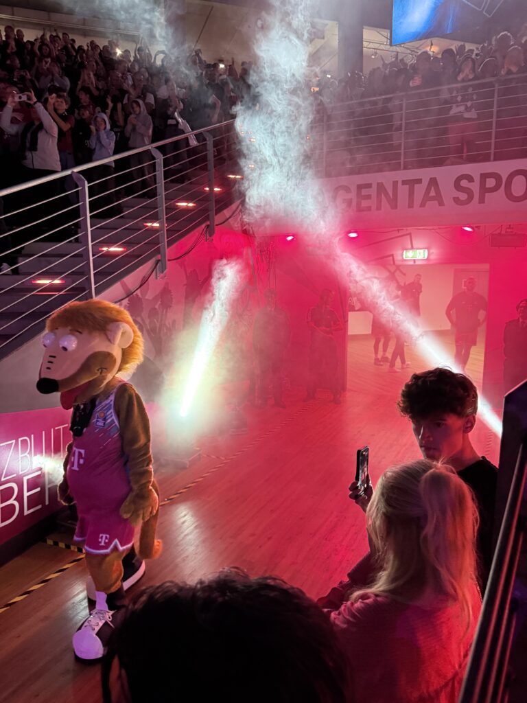 Basketballspiel der Baskets Bonn – volle Halle mit Maskottchen
