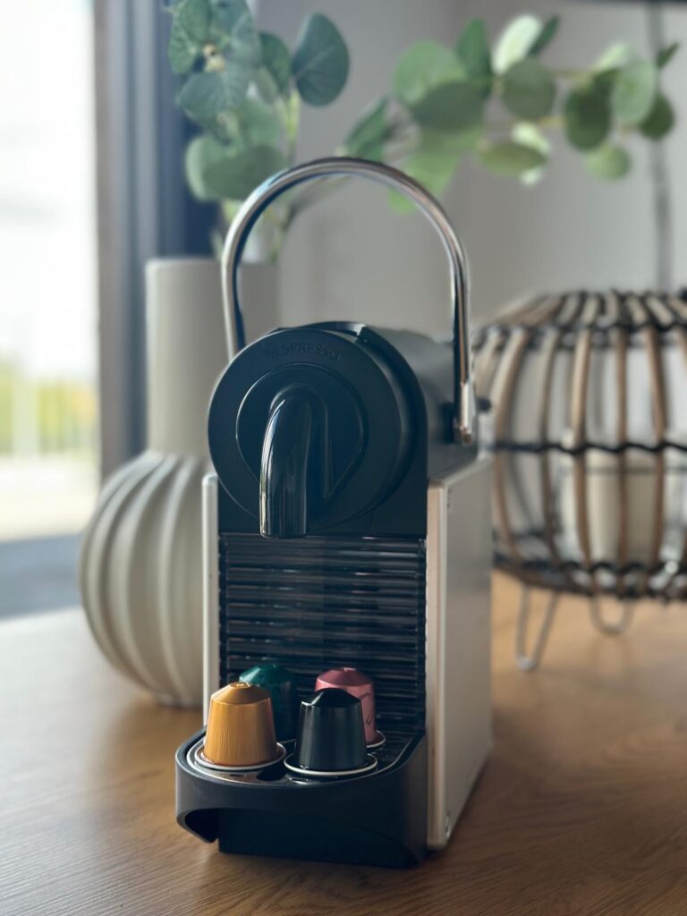 Kaffeemaschine und Tassen in der Küche von Appartement 8