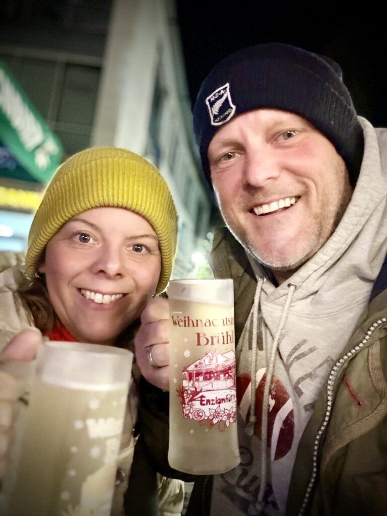 Simone und Sascha im Winter mit heißen Getränken