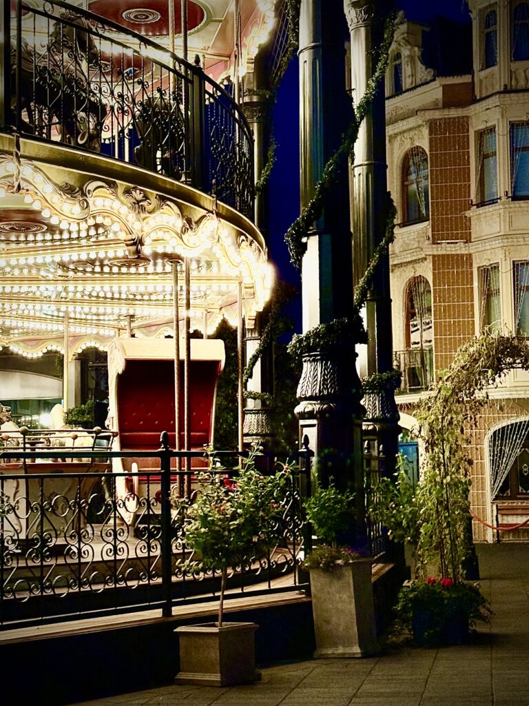 Beleuchtetes Karussell im Phantasialand bei Nacht