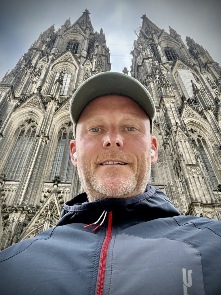 Sascha vom Haus am See vor dem Kölner Dom