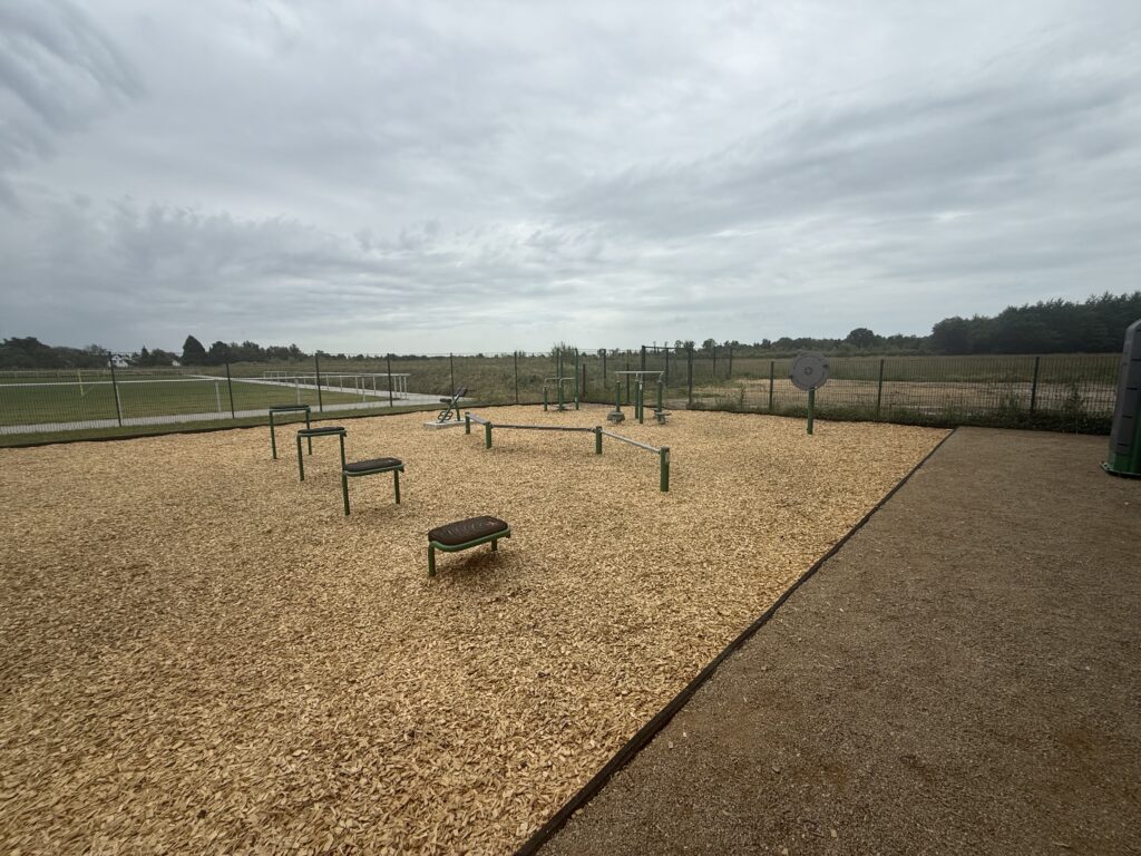 Fitnessgeräte auf Holzhackschnitzeln am Sportplatz in Bornheim-Merten