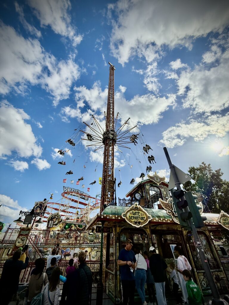 Kettenkarussell auf Pützchens Markt in Bonn vor blauem Himmel